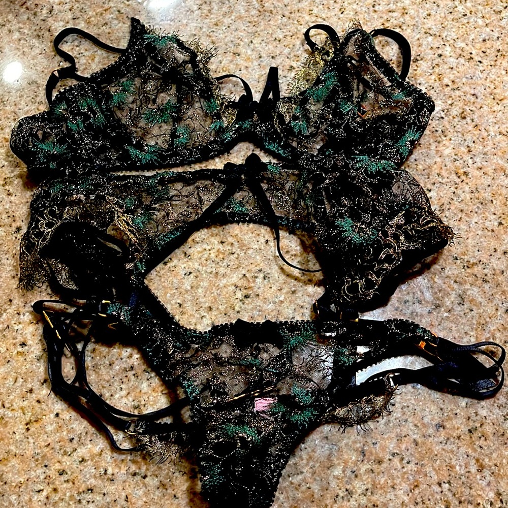 Agent provocateur set ( bra 34B , panties S and garter belt)
